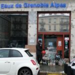 Dépot des bouteilles devant la régie des Eaux de Grenobles